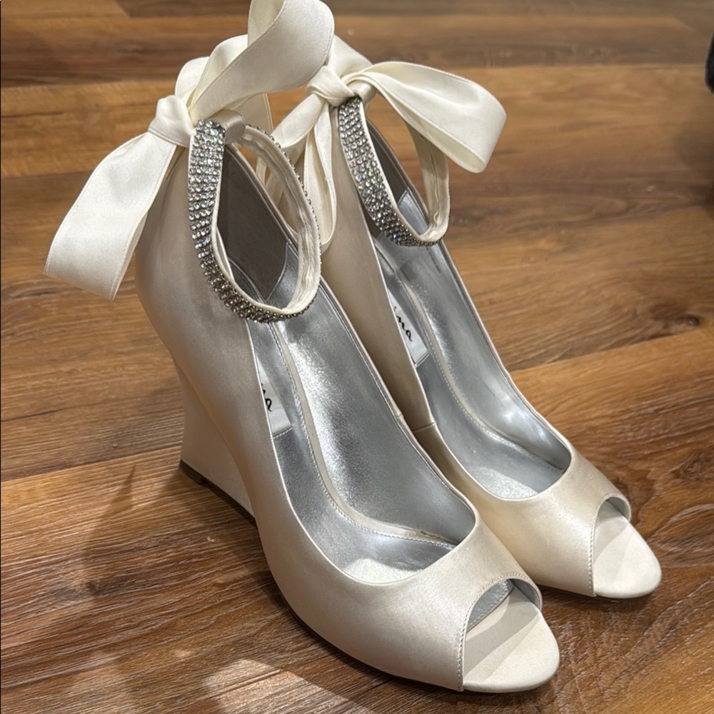 NINA Emma Crystal Embellished Champagne Satin Peep-Toe Wedges (Size: 10M) EUC